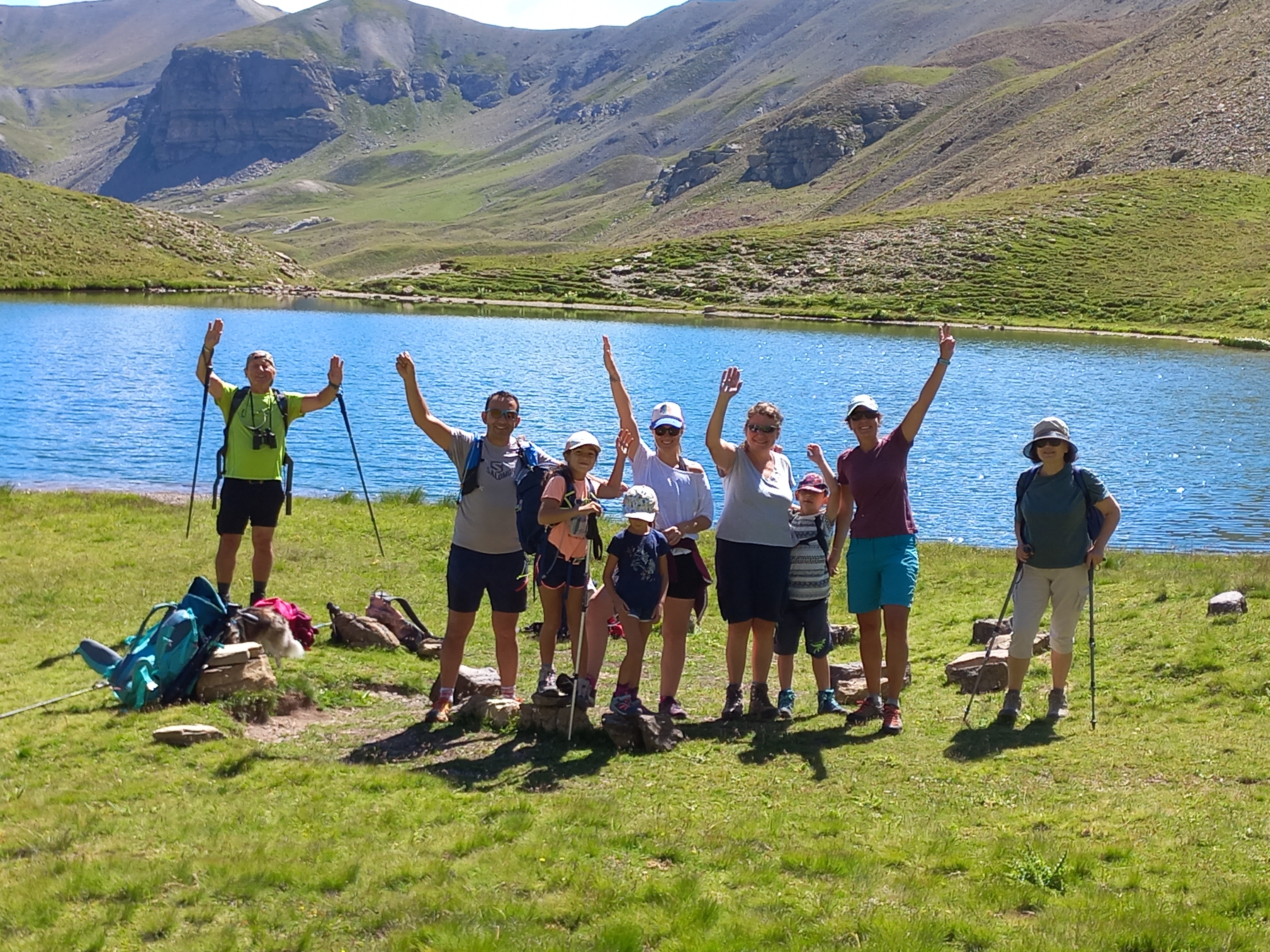 Groupe au bord d'un lac de montagne