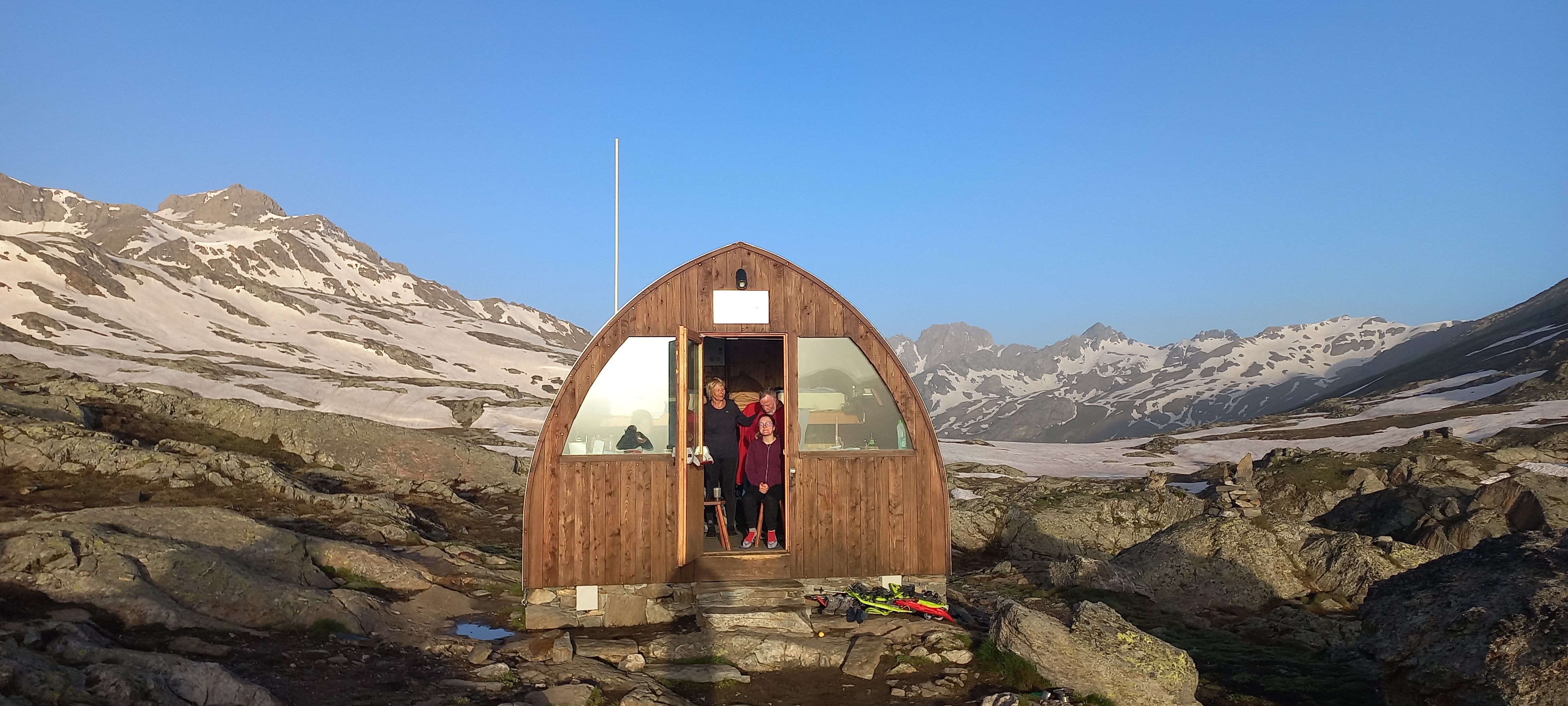 Bivouac en montagne au lever du jour