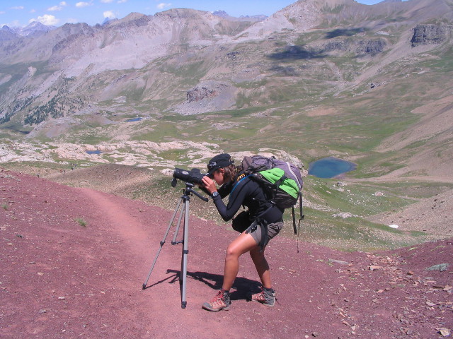 Marche en montagne sur sentier rouge